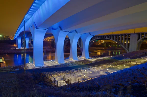 35W bron på natten — Stockfoto