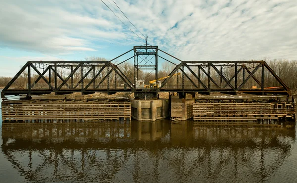 Gammal svängande tåg bro — Stockfoto