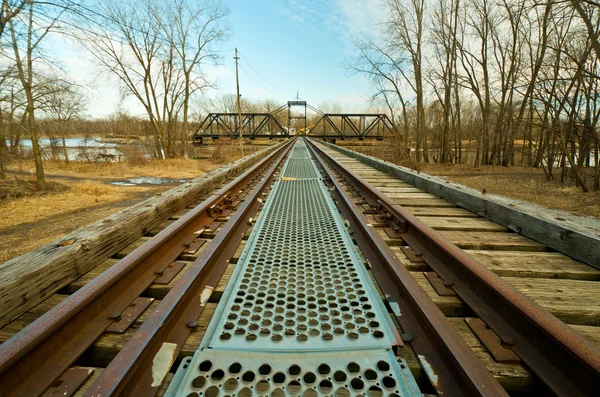 Puente de tren oscilante viejo —  Fotos de Stock