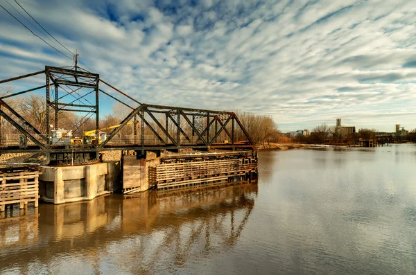 Puente de tren oscilante viejo —  Fotos de Stock