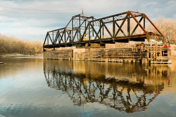 Velha ponte de trem balançando — Fotografia de Stock