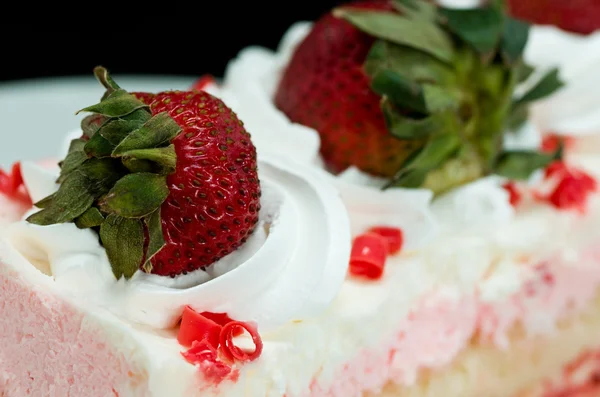Рожевий полуничний збитих вершків торт — стокове фото