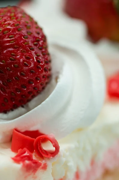 Aardbeien en slagroom — Stockfoto
