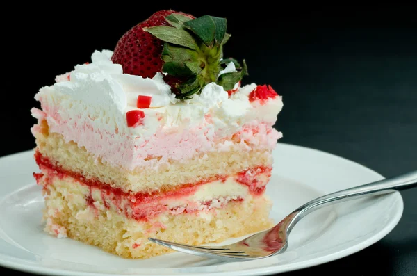 Tranche de gâteau à la crème fouettée à la fraise rose — Photo