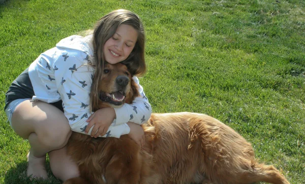 Dreamy-eyed adolescente menina abraçando grande cão vermelho — Fotografia de Stock