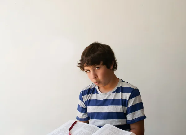 Teen chłopiec czytanie Biblii — Zdjęcie stockowe