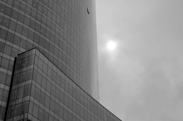 Nublado edificio moderno —  Fotos de Stock