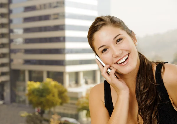 Jeune femme au téléphone — Photo