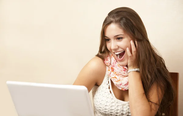 Menina bonita usando seu computador pessoal — Fotografia de Stock