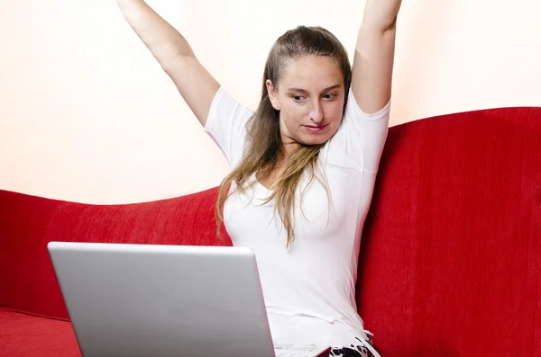 Mutlu bir kadın onu laptop önünde — Stok fotoğraf