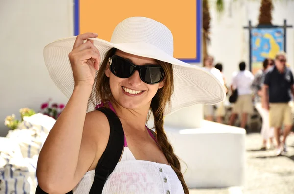 Femme en robe blanche en vacances — Photo