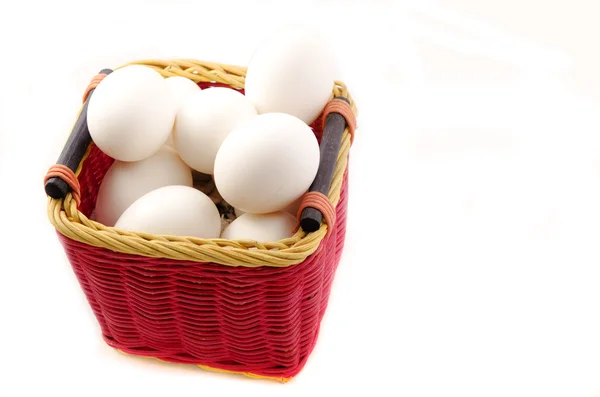 Witte eieren in een mand geïsoleerd — Stockfoto