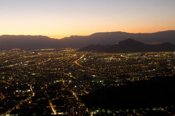 De stad bij nacht, tussen de bergen — Stockfoto