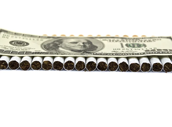 Een heleboel sigaretten en geld — Stockfoto