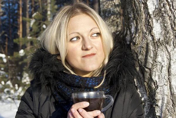 Güzel kız kış aylarında çay içme — Stok fotoğraf