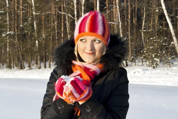 Krásná dívka v zimě slunce — Stock fotografie