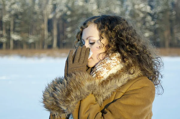 Kallt på vintern den vackra flickor — Stockfoto