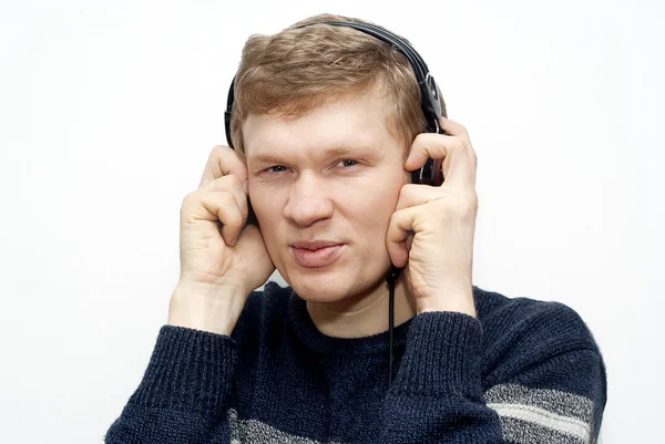 Wyrażenie facet słuchanie muzyki w słuchawkach — Zdjęcie stockowe
