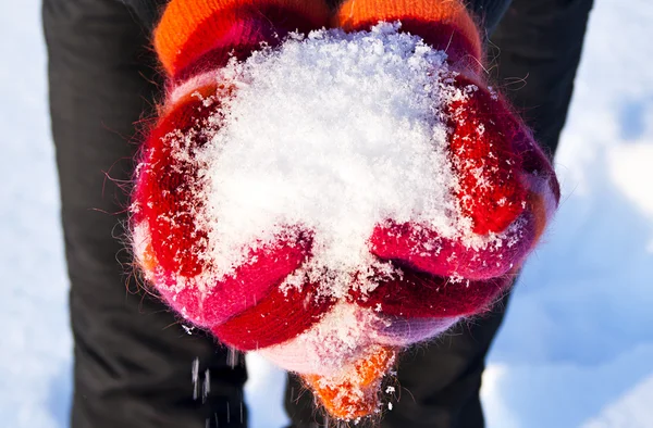 Flauschiger Schnee hält ihn in den Händen — Stockfoto