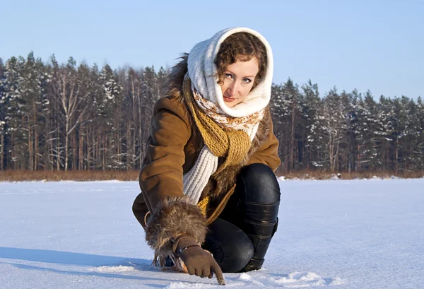 En invierno la muchacha de nieve dibuja — Foto de Stock
