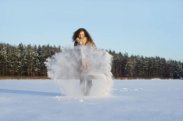 W zimie śnieg gra dziewczyna kręcone włosy — Zdjęcie stockowe