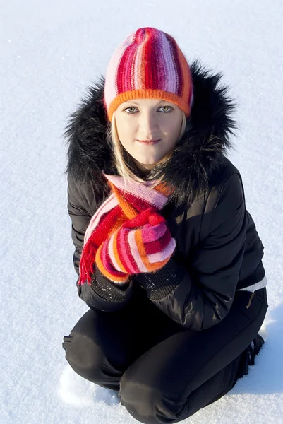 No fundo da menina de neve em um boné — Fotografia de Stock