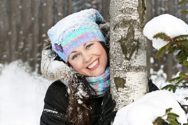 Retrato de una hermosa niña en el bosque en invierno — Foto de Stock