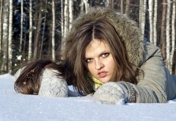 Het mooie meisje met zich meebrengt in de sneeuw — Stockfoto
