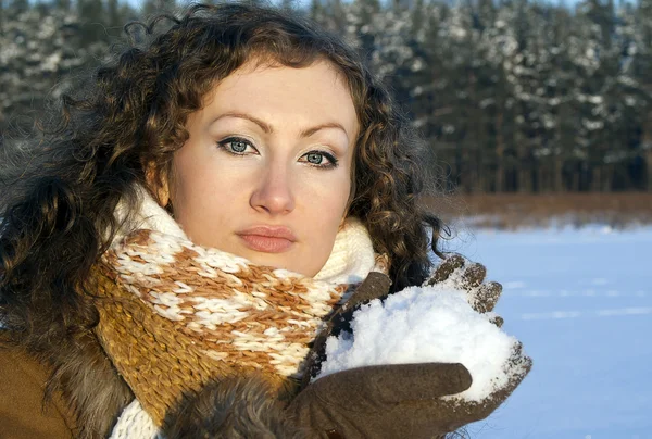 Das Mädchen hält Schnee im Winter, in der Natur — Stockfoto