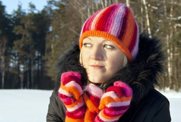 Het meisje op de achtergrond van het bos in de winter — Stockfoto