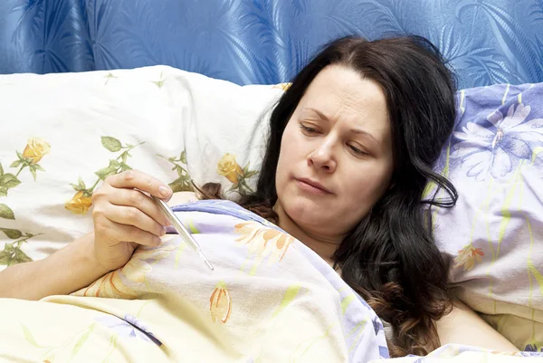 The girl was lying in bed, sick — Stock Photo, Image