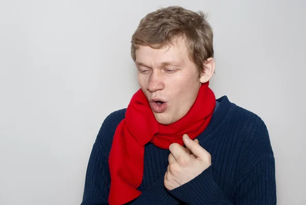 Il tipo freddo e tossisce in una sciarpa — Foto Stock
