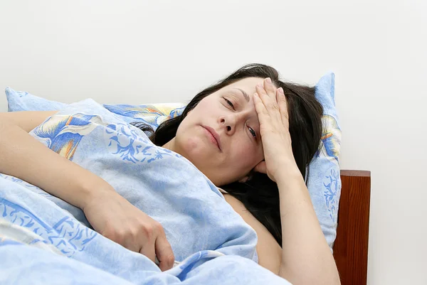 La chica enferma acostada en la cama — Foto de Stock