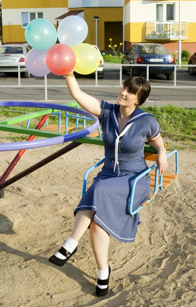 Mit Luftballons schöne Mädchen Brünette — Stockfoto