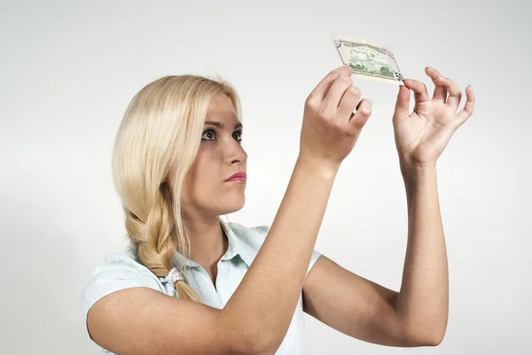 Menina bonita verifica o dinheiro — Fotografia de Stock