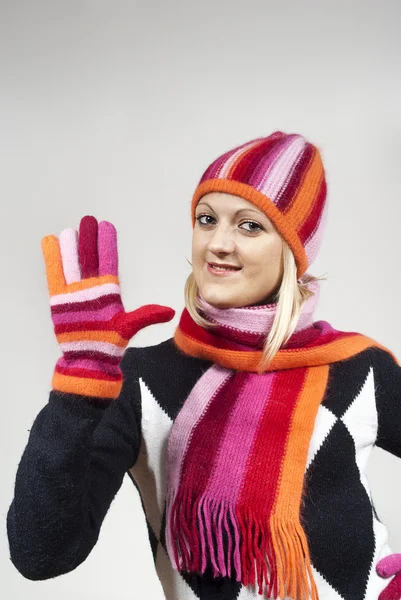 Schönes Mädchen mit Hut und Handschuhen — Stockfoto