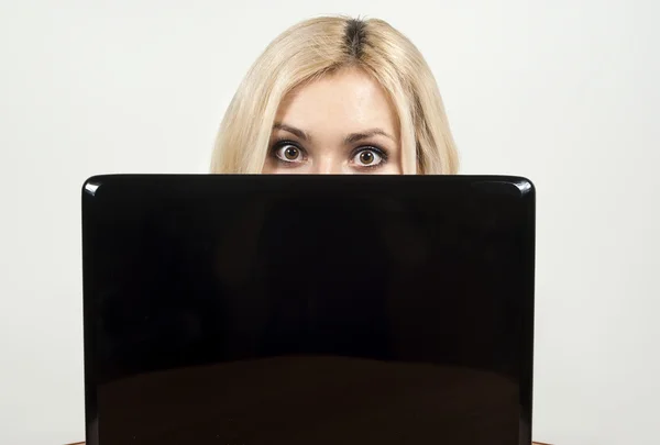 Όμορφο κορίτσι ψάχνει από έναν φορητό υπολογιστή — Φωτογραφία Αρχείου