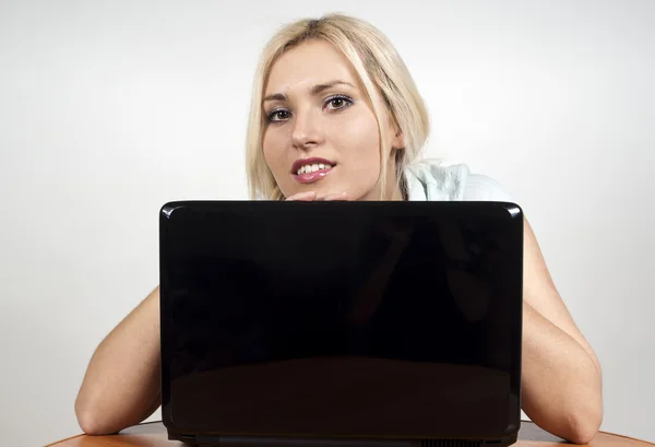 Piękna dziewczyna siedzi na laptopie — Zdjęcie stockowe