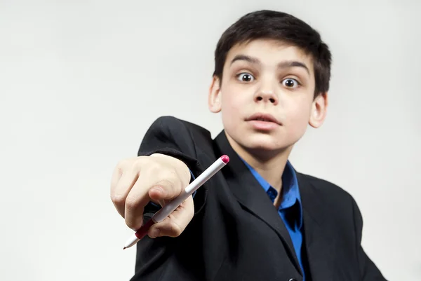 Jongen toont zijn hand met een pen — Stockfoto