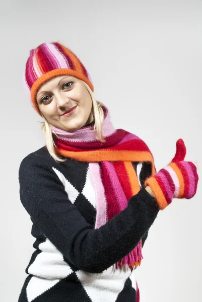 Menina em um chapéu com um lenço e luvas — Fotografia de Stock
