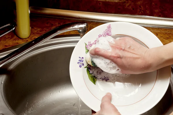 Menina lava os pratos — Fotografia de Stock