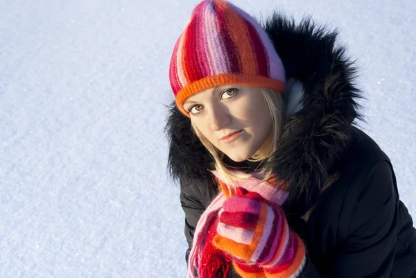 Em um fundo de neve, menina bonita — Fotografia de Stock