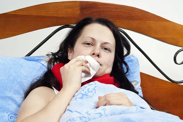 She is sick and lying in bed — Stock Photo, Image