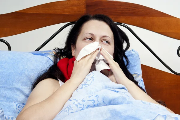 Sick girl blowing his nose — Stock Photo, Image