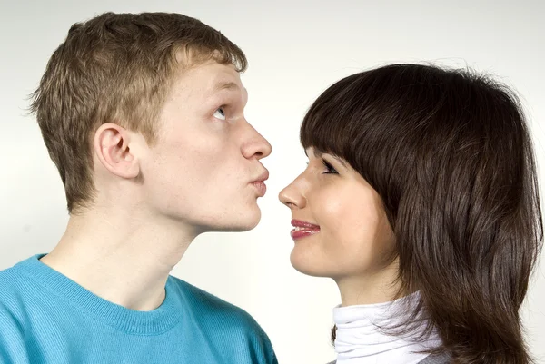 Парень целует девушку в нос. — стоковое фото