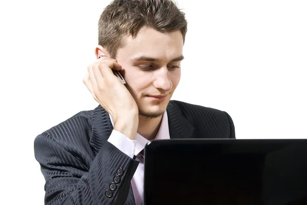 Jongen praten op de telefoon en werkt — Stockfoto