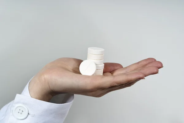 Medicina segurando pílulas — Fotografia de Stock