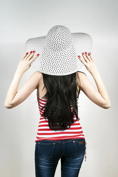 Chica está de vuelta con un sombrero — Foto de Stock