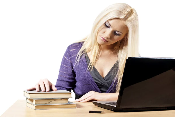 Chica de la computadora portátil con los libros — Foto de Stock