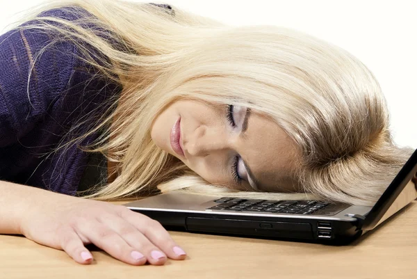 Chica duerme en un ordenador portátil — Foto de Stock